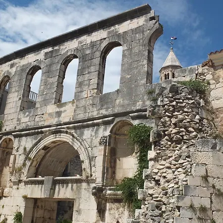 Royal Antique * Split