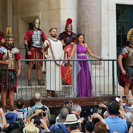 アパート Royal Antique